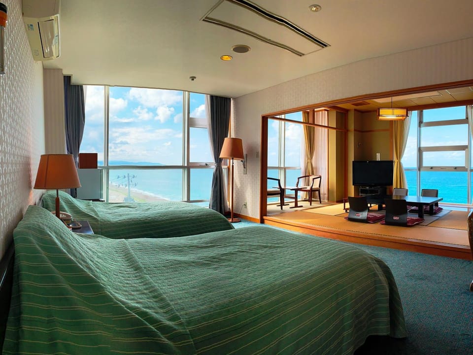 Photo of the whole room, Sea view