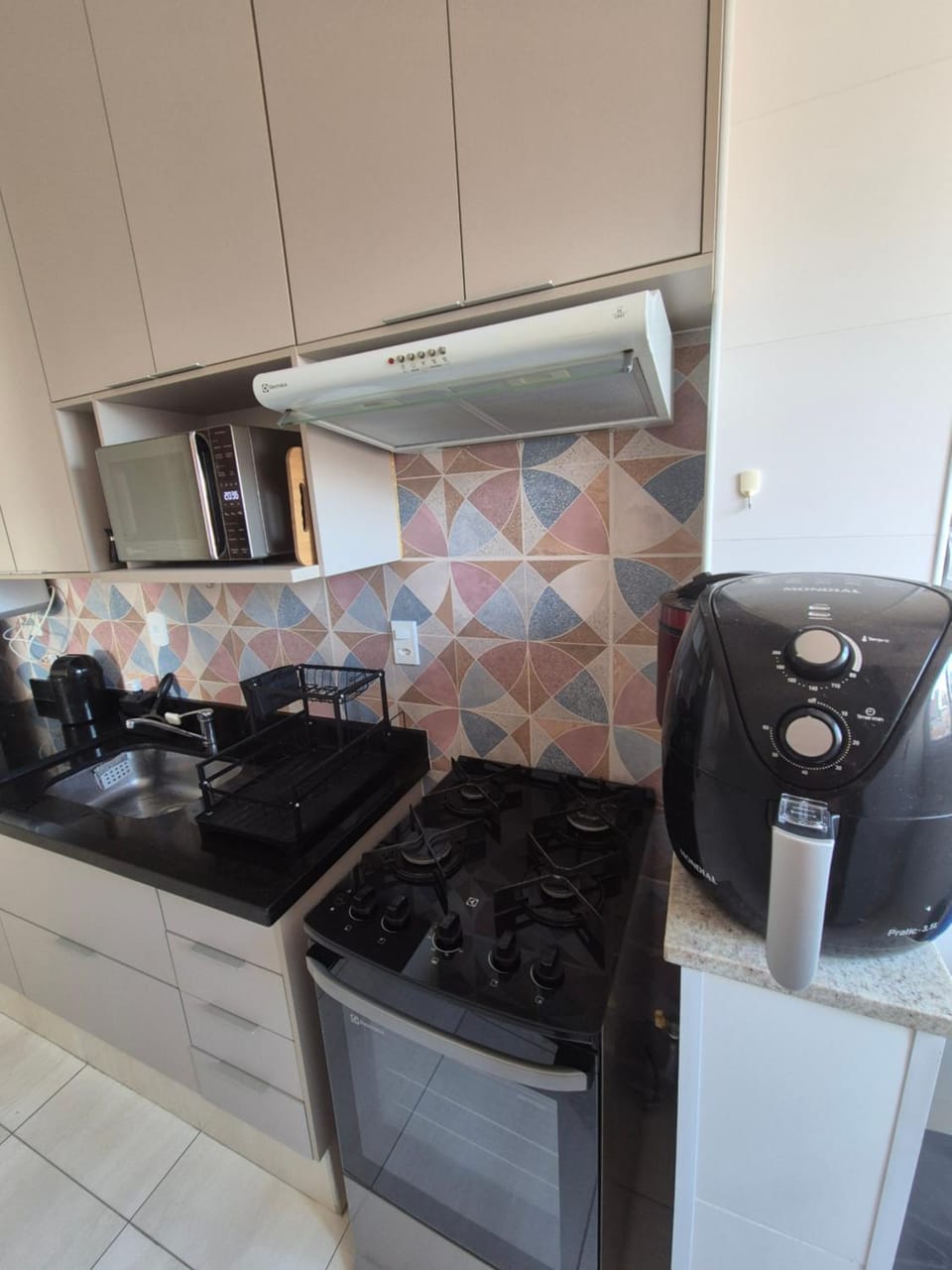 Coffee/tea facilities, Kitchen or kitchenette, stove