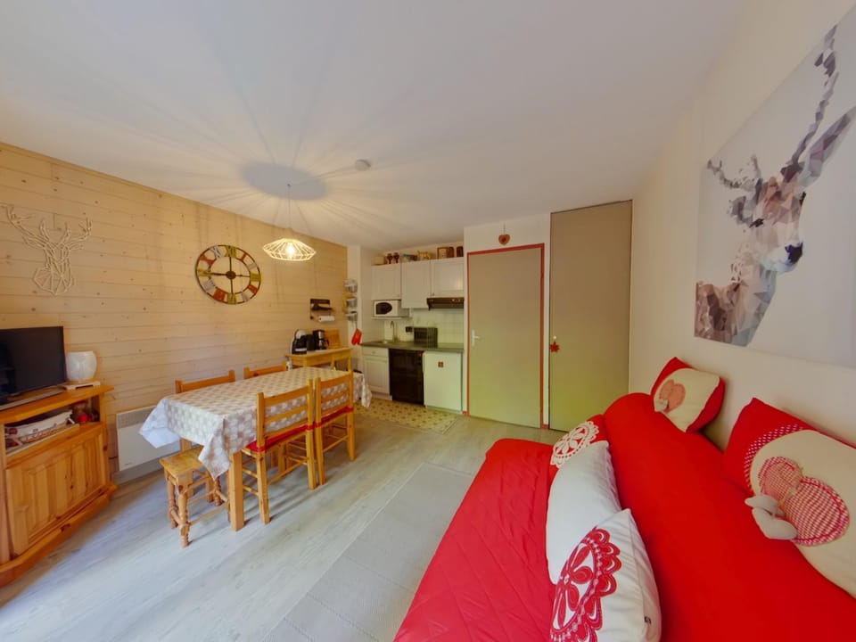 Appartement calme au centre avec terrasse - 4 personnes - FR-1-834-15 Apartment in Jura