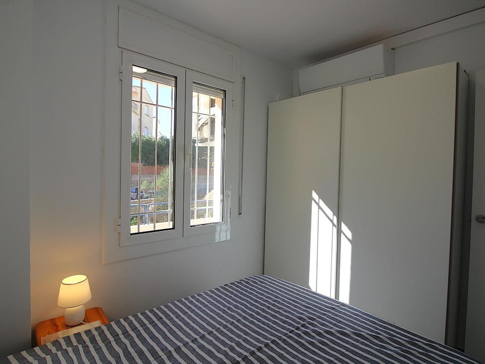 Apartamento reformado 50m de la playa de Grifeu - ES-228-204 Apartment in Alt Empordà