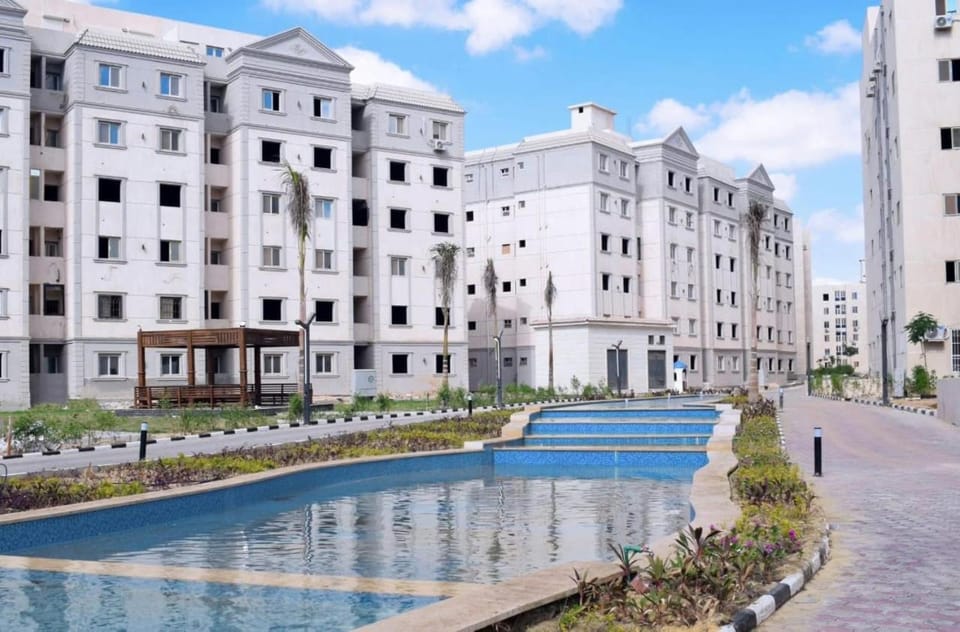 شقه فندقيه 3غرف ورسيبشن فيو بحيرة كمبوند جرين تاون Apartment in Egypt