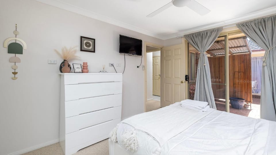 Bed, TV and multimedia, Bedroom