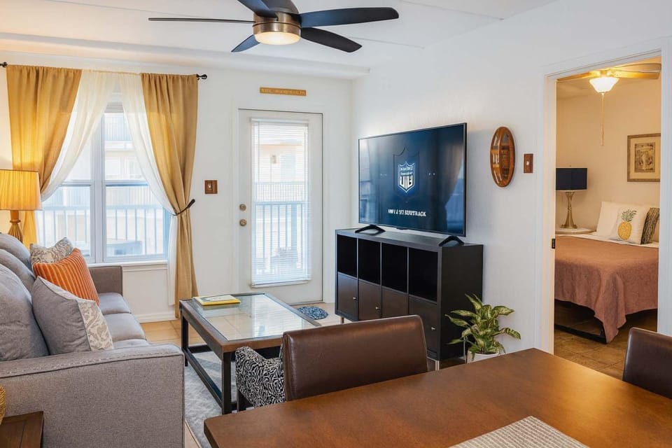 Cozy Family Retreat Steps to Beach Pool Hot apts Apartment in South Padre Island