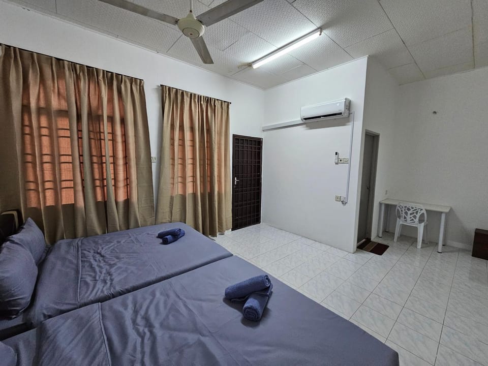 Bed, Photo of the whole room, Bedroom, towels, air conditioner