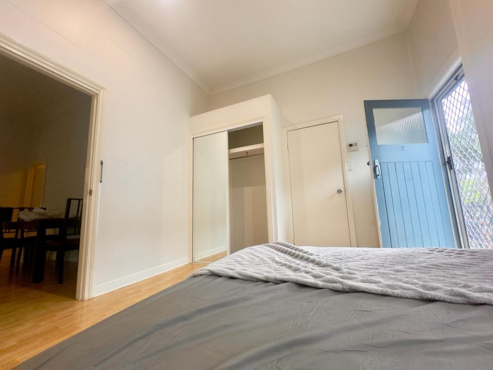 Studio room ensuite bathroom Brisbane City near Kangaroo Point and Gabba Cricket stadium Bed and Breakfast in Brisbane