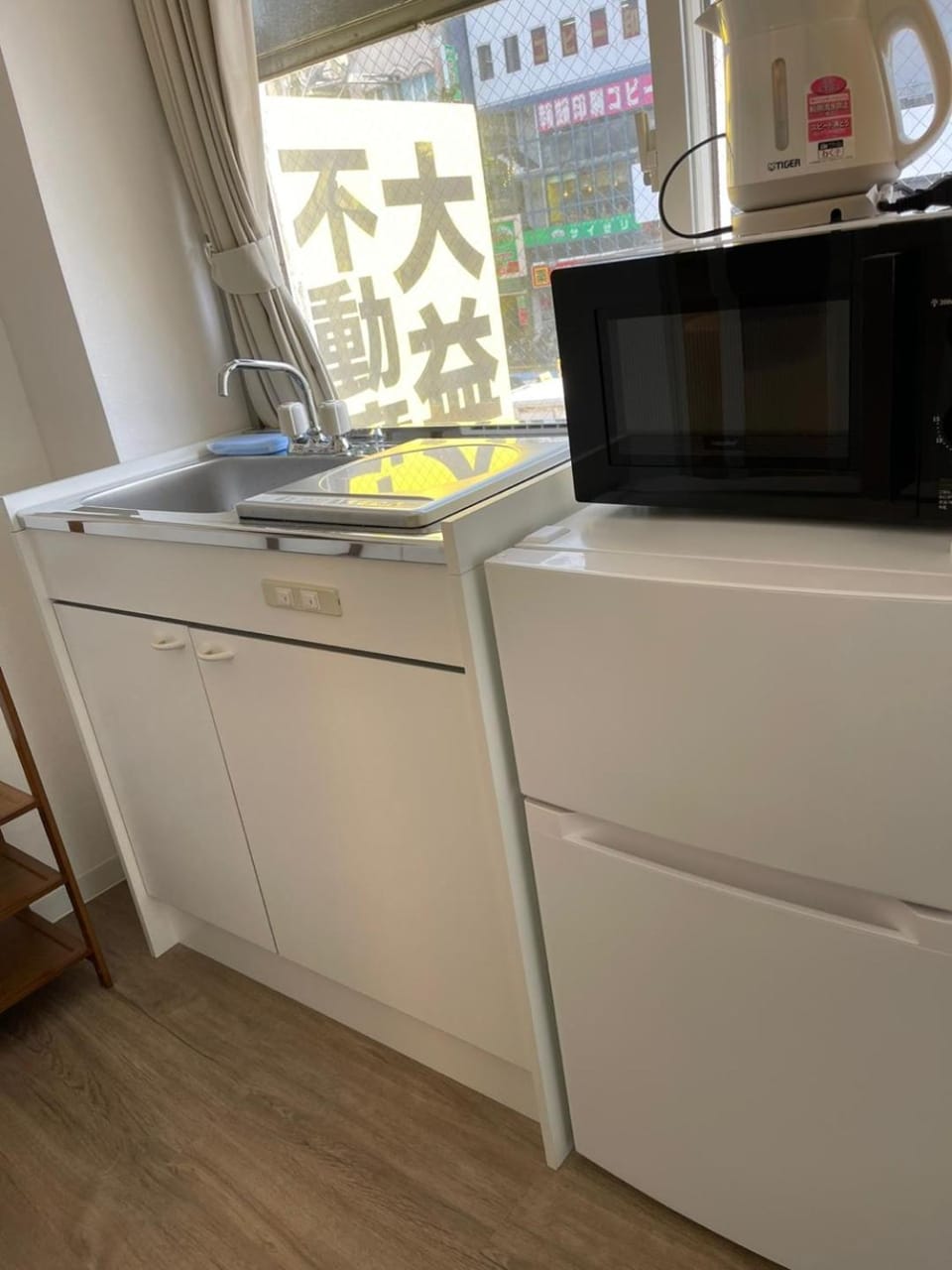 Kitchen or kitchenette, minibar, oven, stove