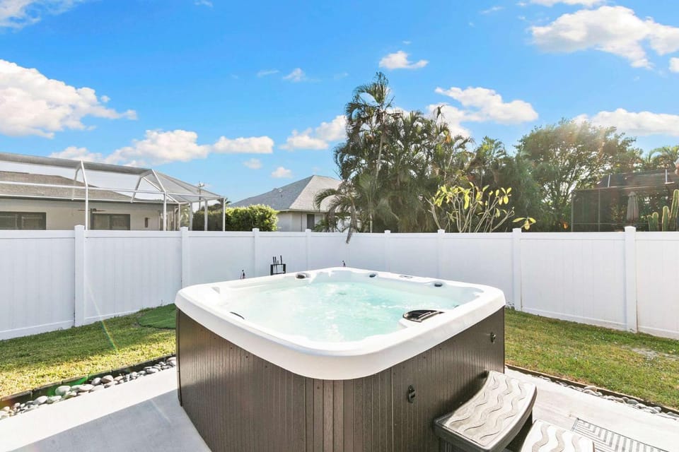Marco Island Beach Home - Heated Pool & Spa House in Marco Island