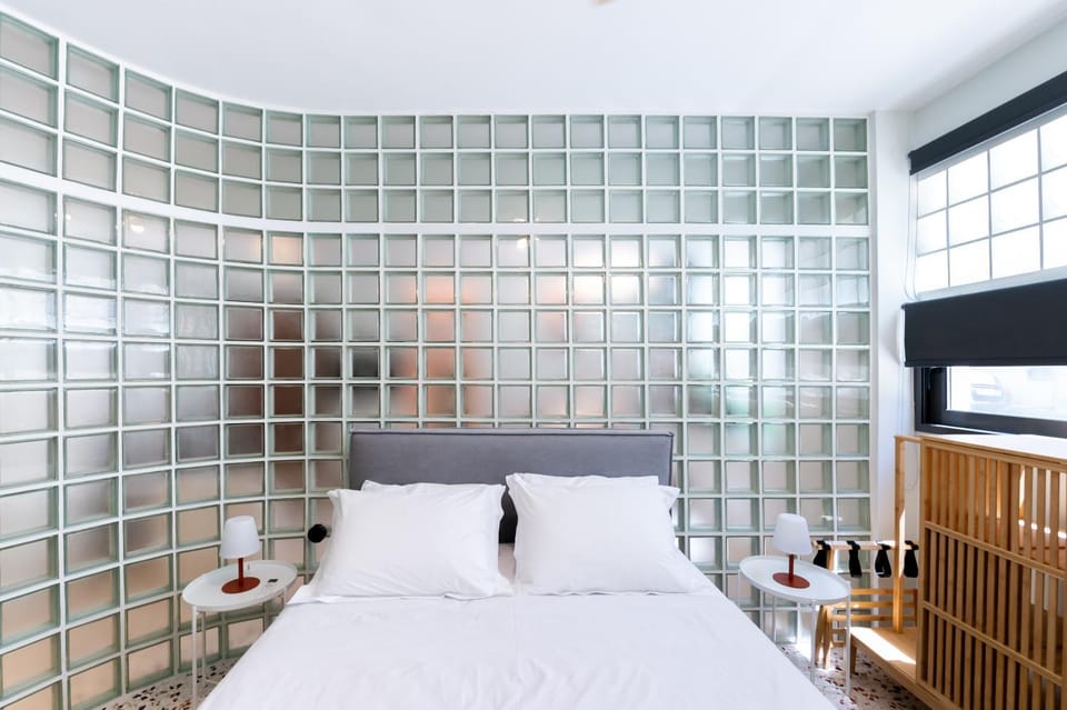 Photo of the whole room, Bedroom