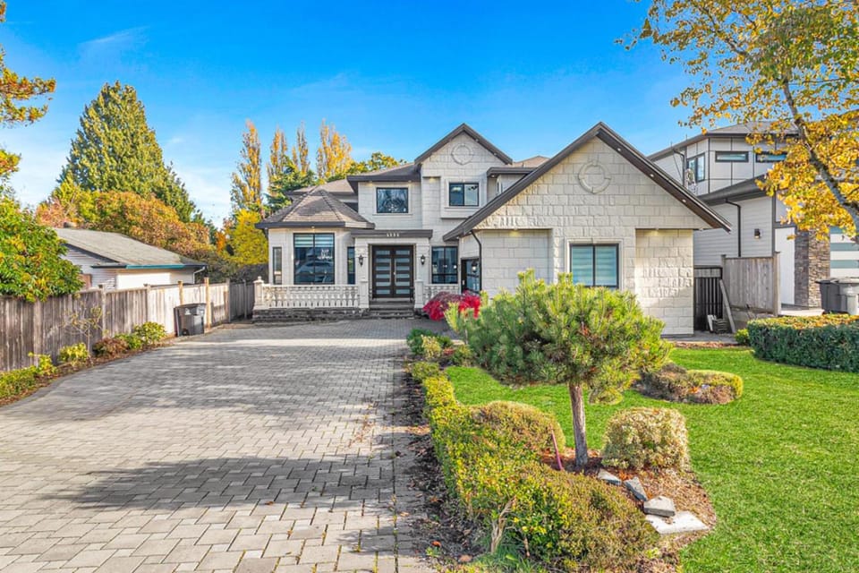 Property building, Day, Neighbourhood, Garden view