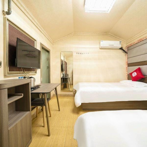 Bed, TV and multimedia, air conditioner