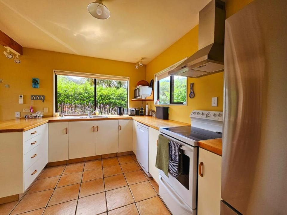 Tatahiti Haven - Sea Views & Classic Kiwi Charm House in Tasman District, Tasman, New Zealand