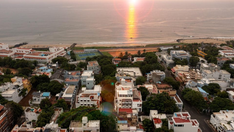 Property building, Nearby landmark, Neighbourhood, Natural landscape, Bird's eye view, City view, Sea view, Street view, Location, Sunrise