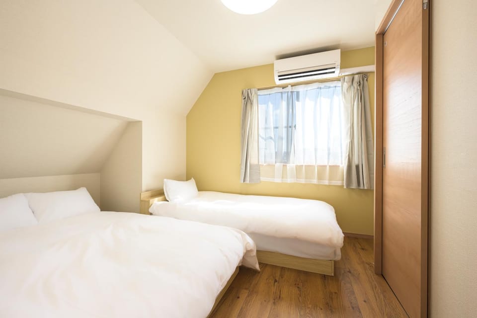 Bed, Photo of the whole room, Bedroom, air conditioner