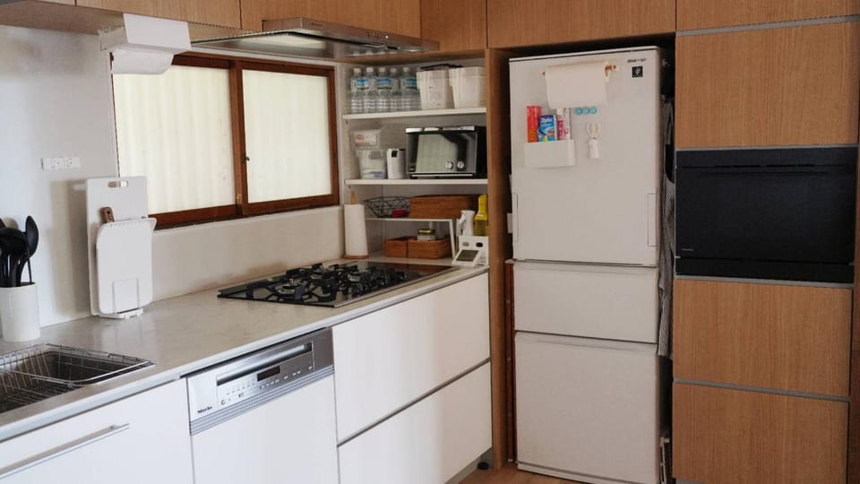 Kitchen or kitchenette, dishwasher, oven