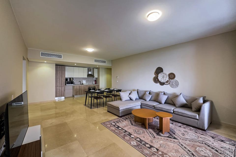 TV and multimedia, Kitchen or kitchenette, Living room, Seating area, Dining area