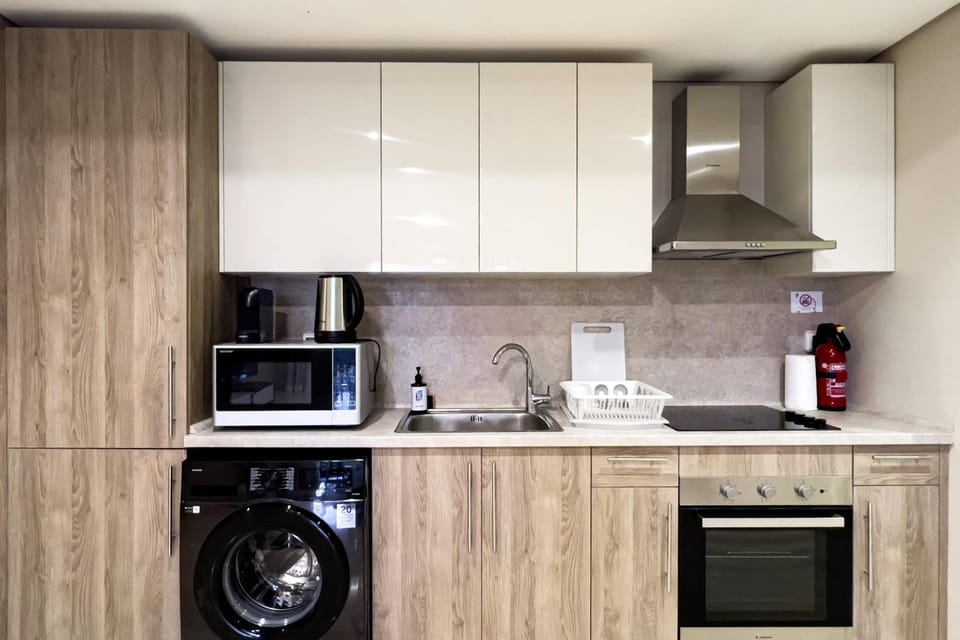 Coffee/tea facilities, Kitchen or kitchenette, microwave, oven, stove, washing machine