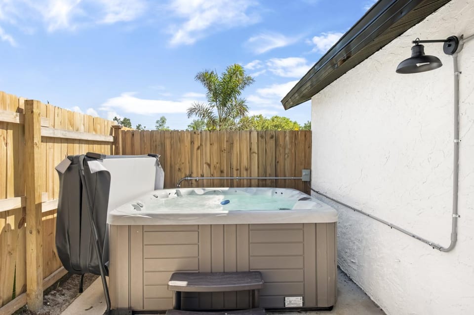 Lux 6br5ba, Htd Pool, Hot Tub, Game Rm Sleeps 22 House in Bradenton