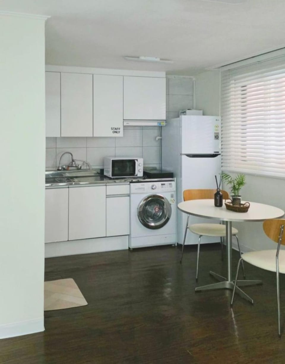 Kitchen or kitchenette, Dining area, washing machine