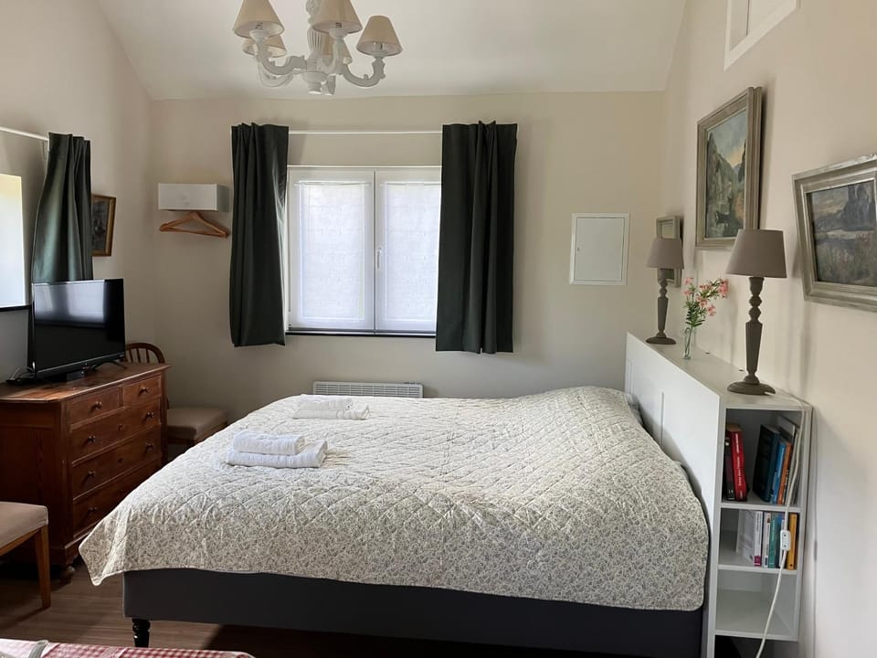Bed, TV and multimedia, Bedroom
