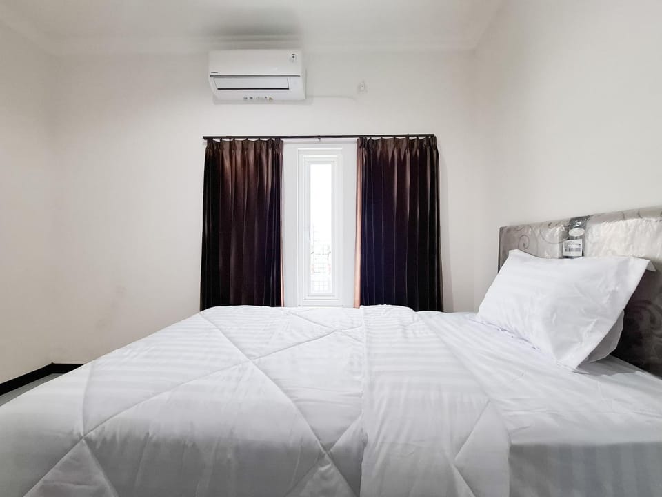 Surya Living RedPartner near Suncity Mall Madiun Hotel in East Java