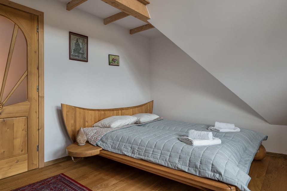 Bed, Photo of the whole room, Seating area, Bedroom, towels, towels, wardrobe