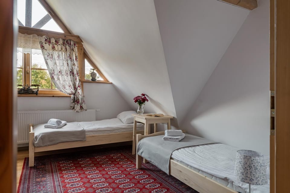 Bed, Photo of the whole room, Seating area, Bedroom, towels, towels