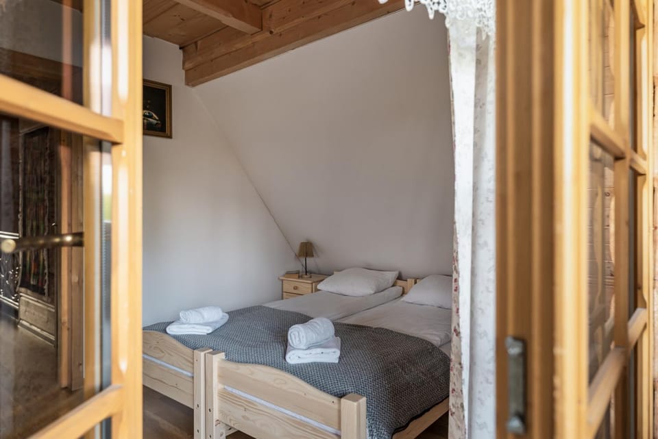 Bed, Photo of the whole room, Seating area, Bedroom, towels, towels