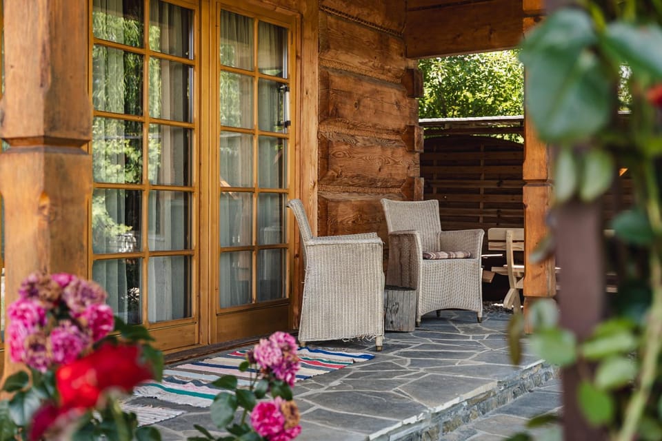 Patio, Day, Garden, Living room, Seating area, Garden view