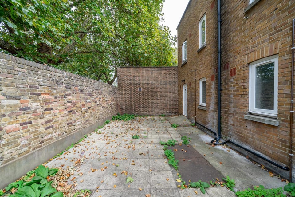 Modern Studios, Garden, 2 Double Beds, 3 min to Tube, Fast WiFi Apartment in London