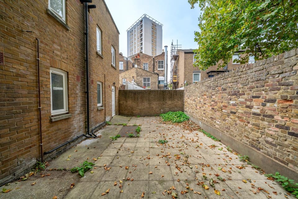 Modern Studios, Garden, 2 Double Beds, 3 min to Tube, Fast WiFi Apartment in London