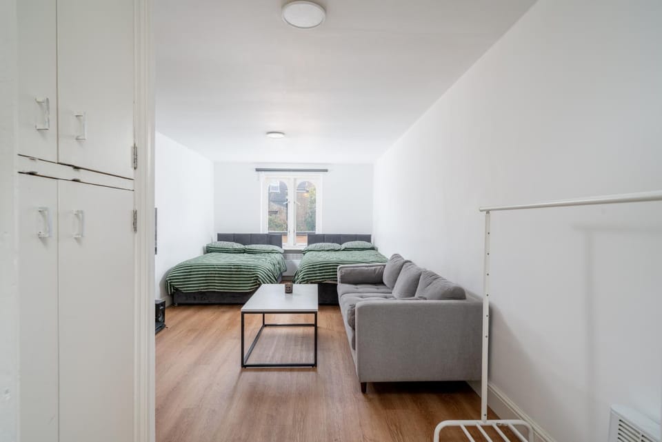 Modern Studios, Garden, 2 Double Beds, 3 min to Tube, Fast WiFi Apartment in London