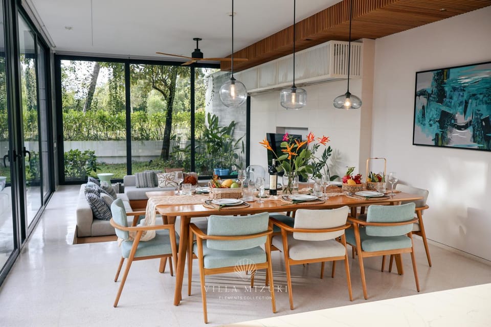 Food and drinks, Seating area, Dining area, Food