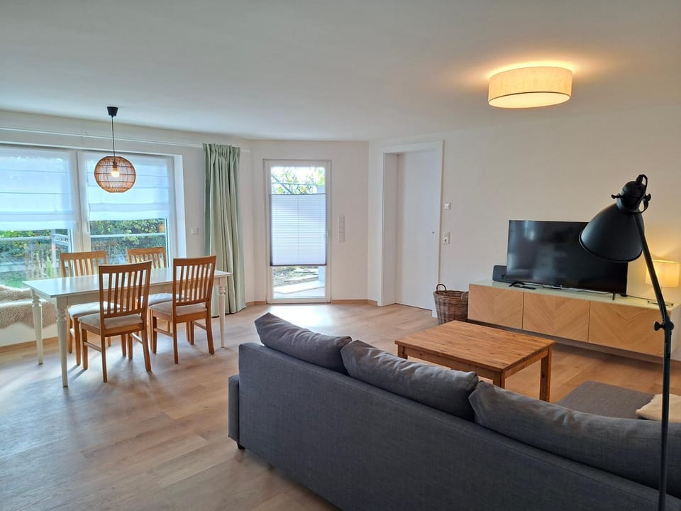 TV and multimedia, Living room, Seating area, Dining area