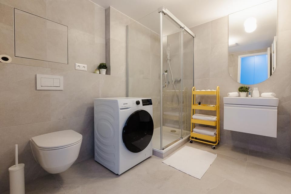Shower, Toilet, Bathroom, towels, washing machine