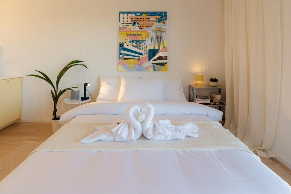 Bed, towels