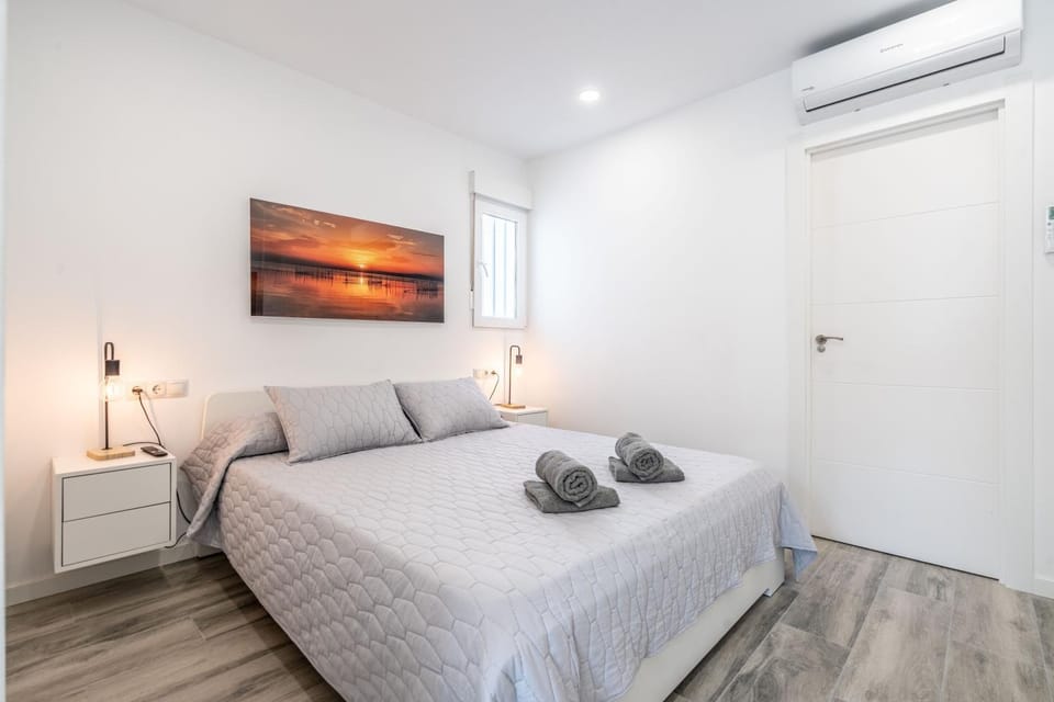 Bed, Photo of the whole room, towels, air conditioner