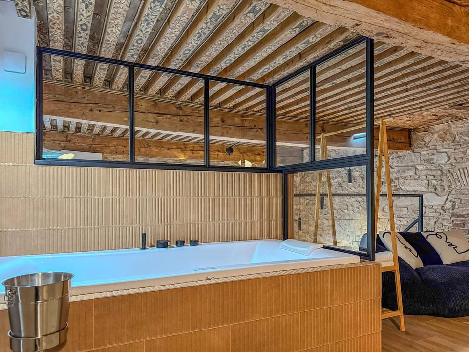 Hot Tub, Photo of the whole room