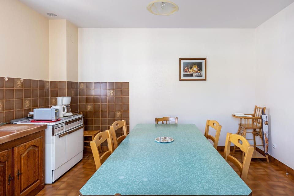 Property building, Kitchen or kitchenette, Living room