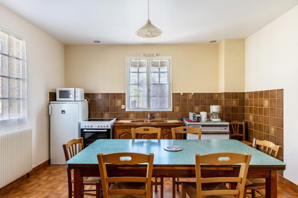 Property building, Kitchen or kitchenette, Living room