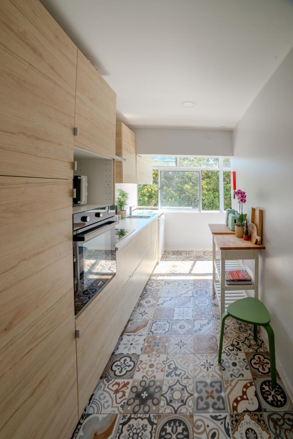 Kitchen or kitchenette, dishwasher, stove