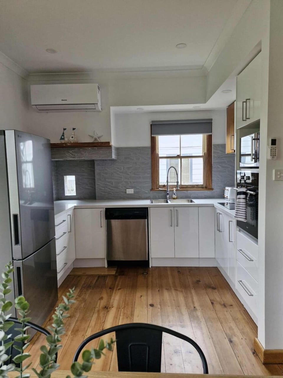 Renovated central Home sleeps 6 huge Boat Trailer Parking heating and cooling electric fire House in Portland