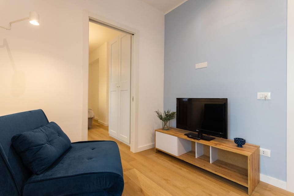 TV and multimedia, Living room, Seating area, Evening entertainment