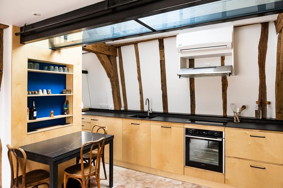 Kitchen or kitchenette, Dining area