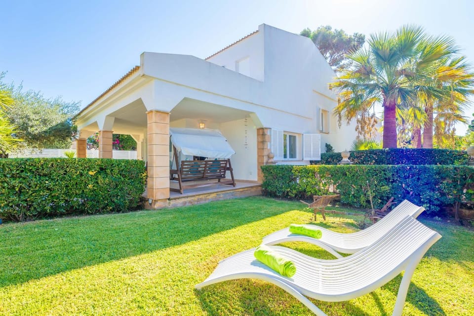 Property building, Garden, sunbed