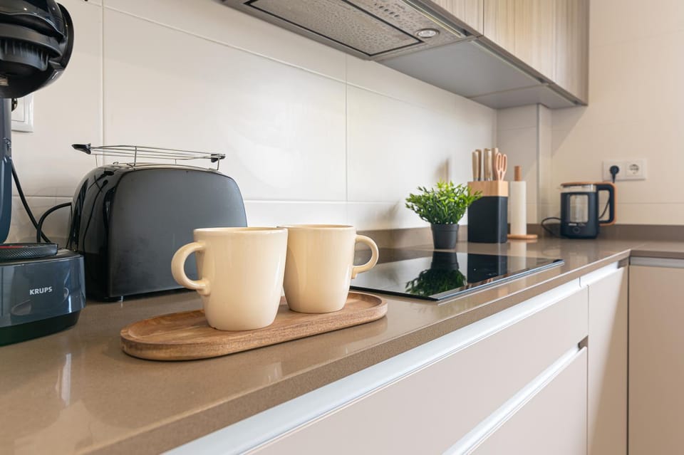 Coffee/tea facilities, Kitchen or kitchenette, Decorative detail, stove, toaster