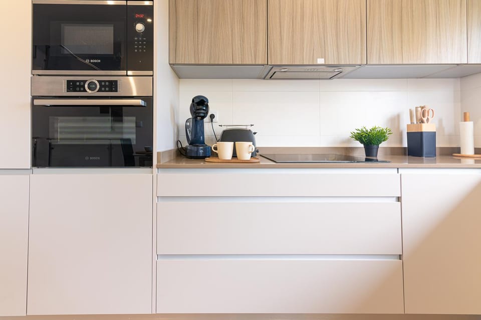 Coffee/tea facilities, Kitchen or kitchenette, Decorative detail, microwave, oven, stove, toaster