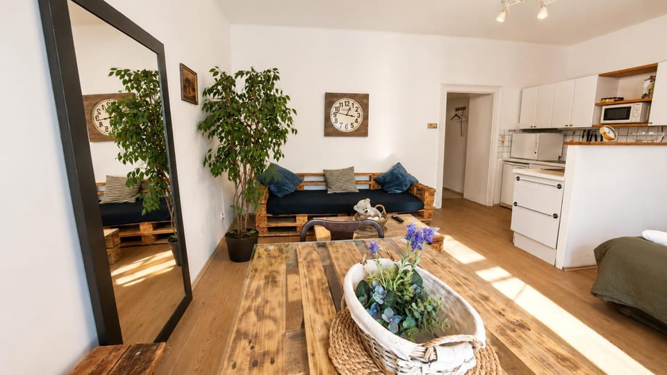 Seating area, Dining area, oven, stove