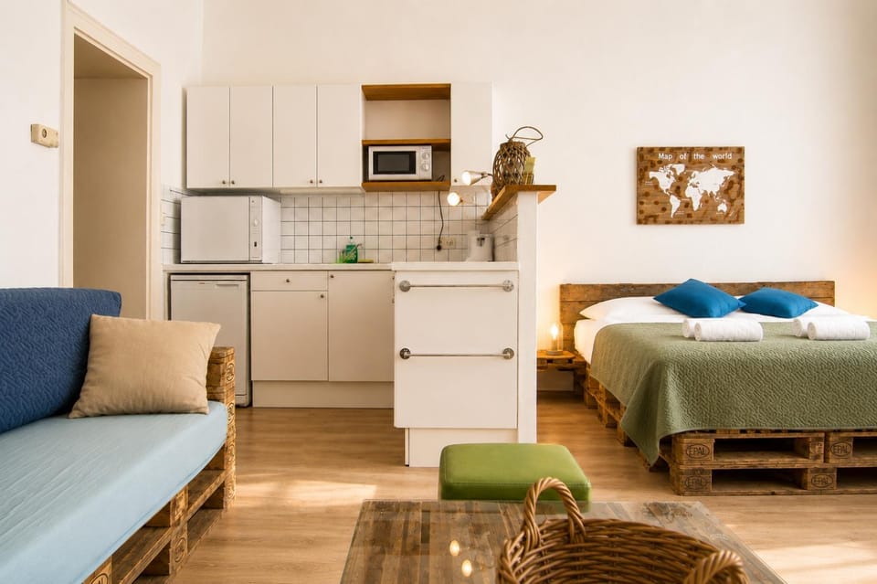 Bed, Kitchen or kitchenette, Seating area, Bedroom