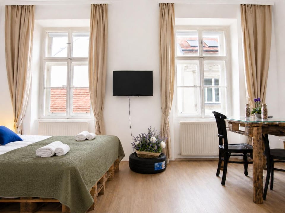 Bed, TV and multimedia, Seating area, Bedroom, towels