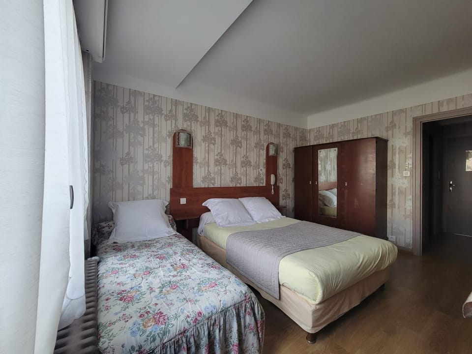 Photo of the whole room, wardrobe